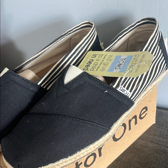 TOMS Classic Black Slip-On Shoes 10.5 - Picture 5 of 7